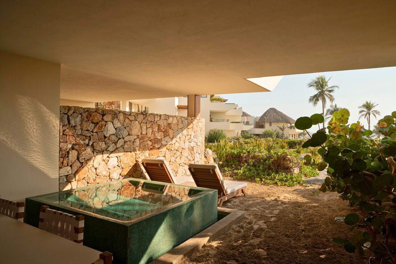 Marea Beachfront Villas H43