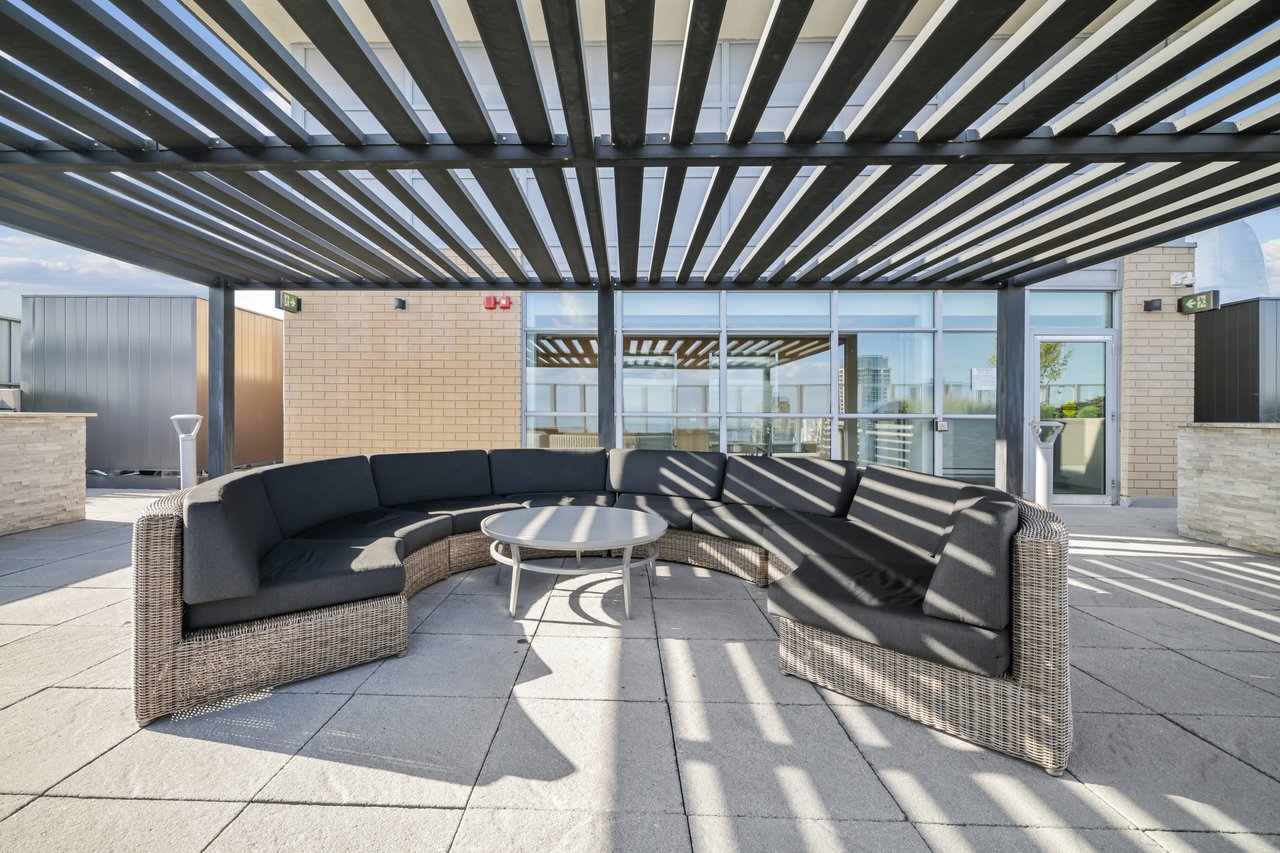 Stunning 2 Bedroom Upgraded Corner Unit