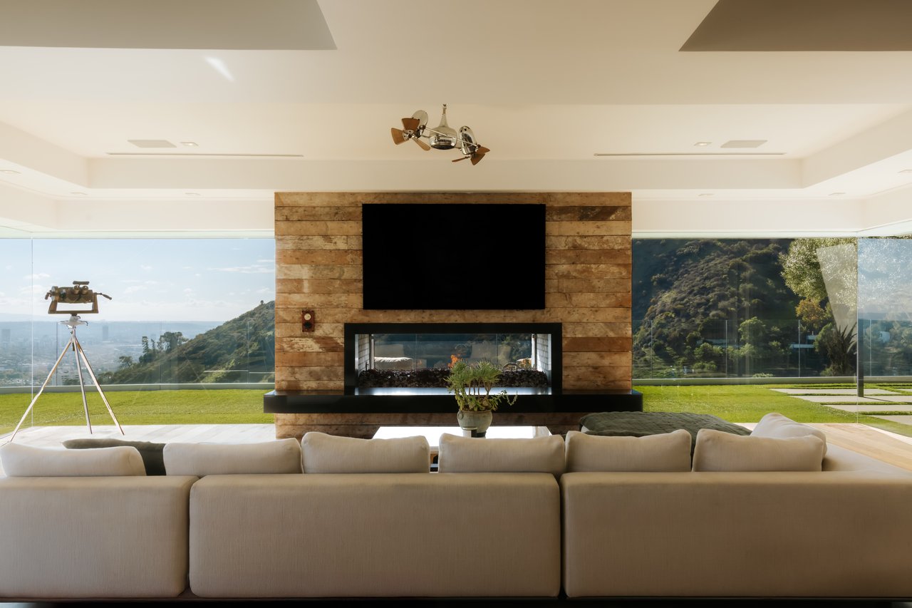 2402 Carman Crest Dr