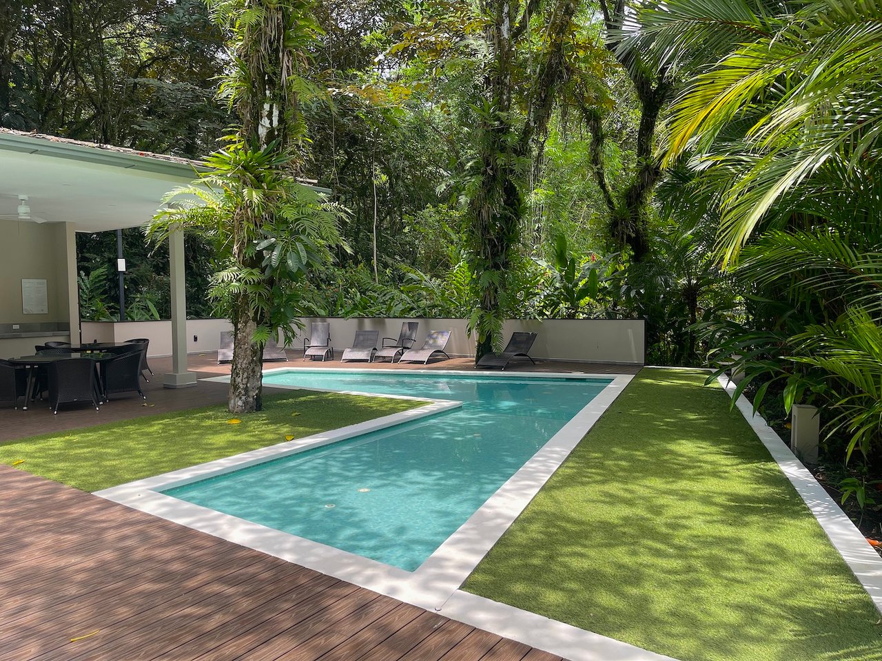 ELAN GROUND FLOOR 2 BEDROOM CONDO WITH BEACH ACCESS. UNIT 4E