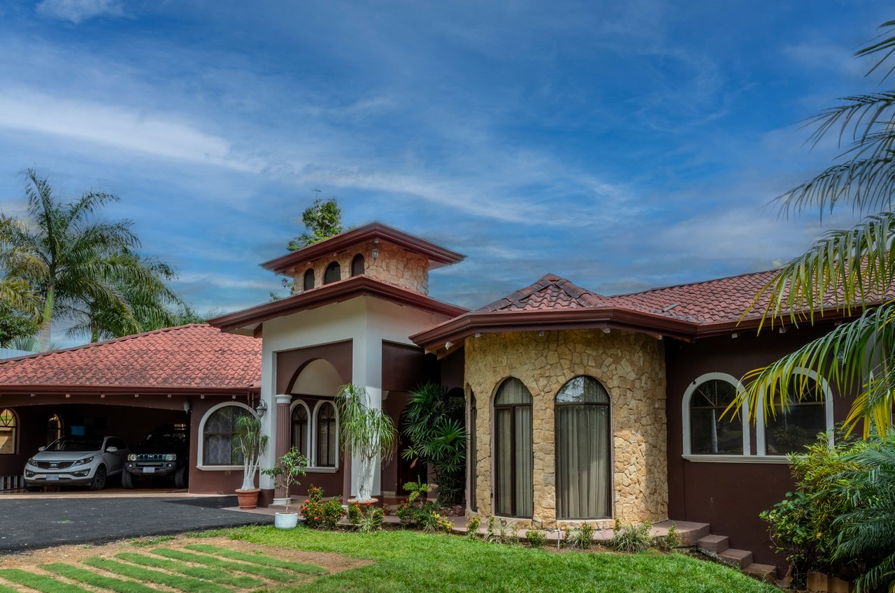 Spacious 5-Bedroom Colonial Home with 4 Bathrooms | La Bonita, Rivas.