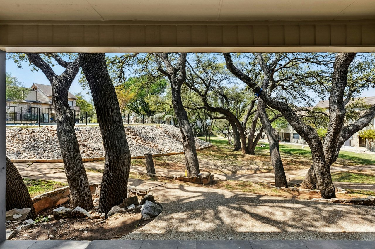 Horseshoe Bay Condo Just Listed!