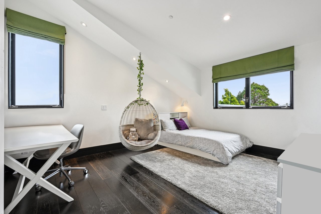 A Waterfront Masterpiece of Modern Luxury