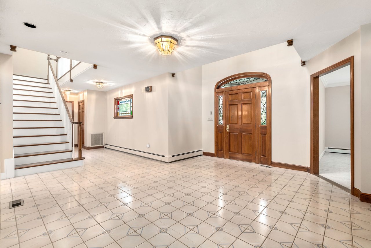 4 Leslie Rd