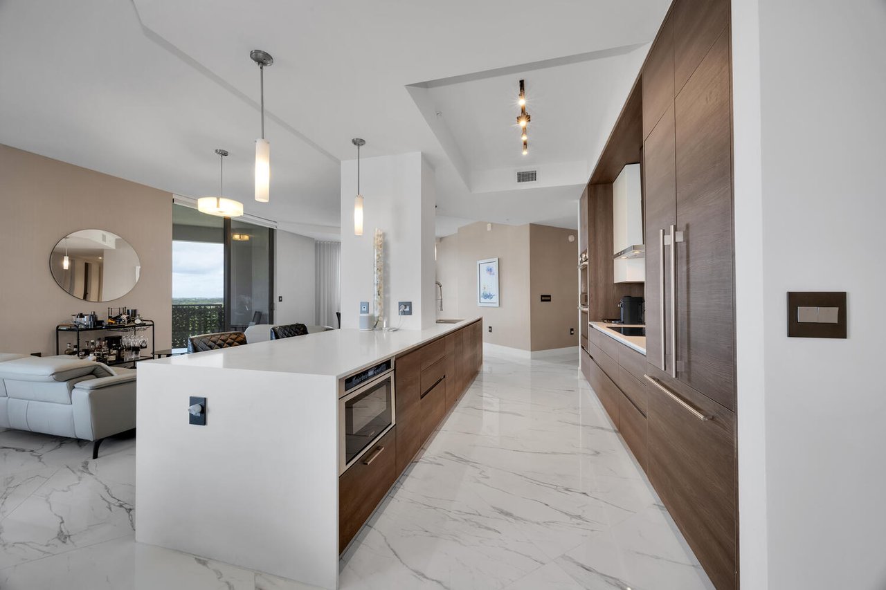 Exceptional Lower Penthouse Corner Unit in The City Beautiful