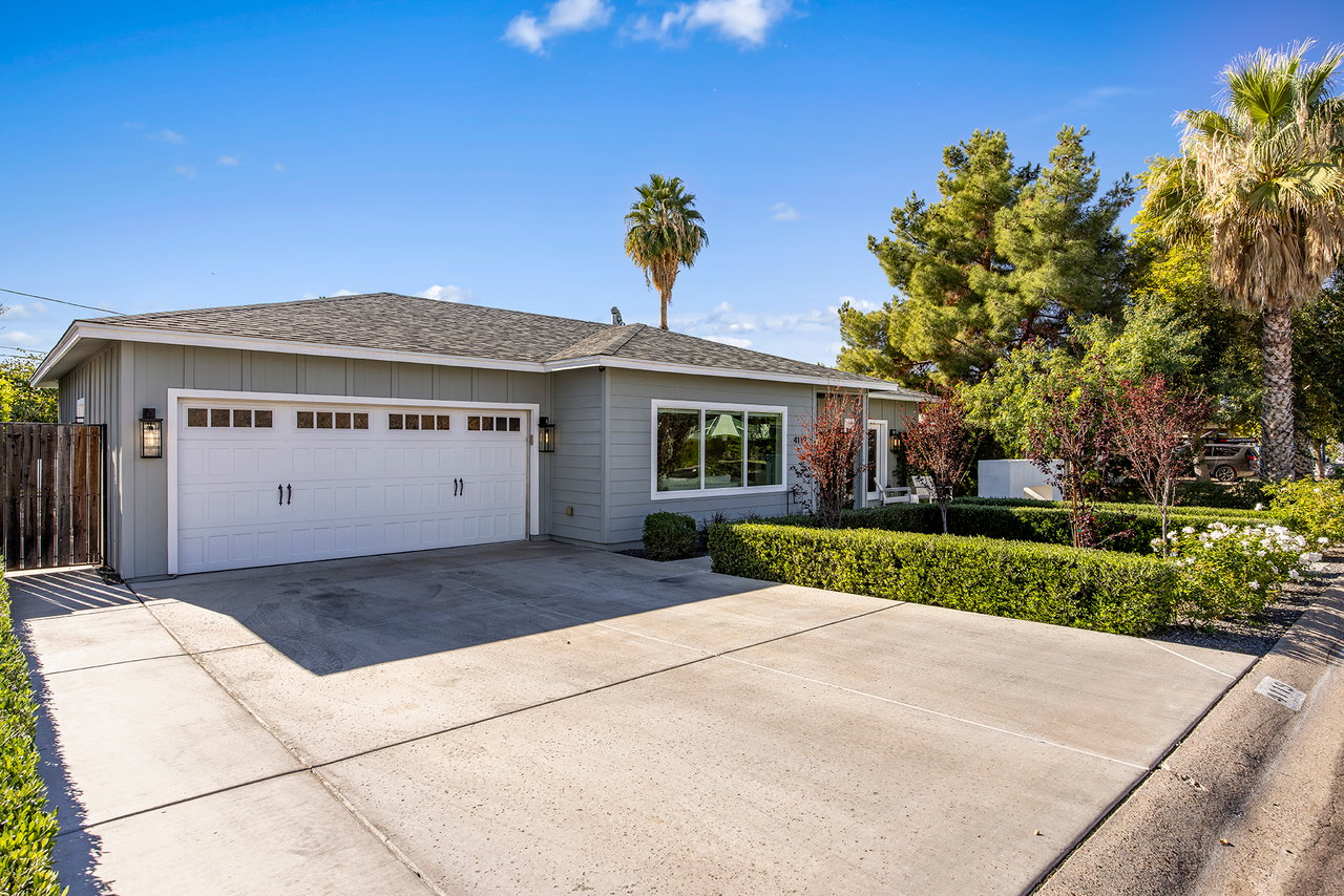 4119 E INDIANOLA Avenue