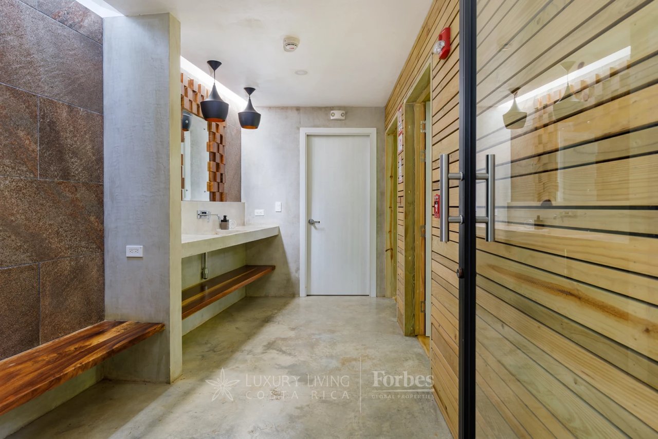 20391 - Property near the beach with hotel or private home potential