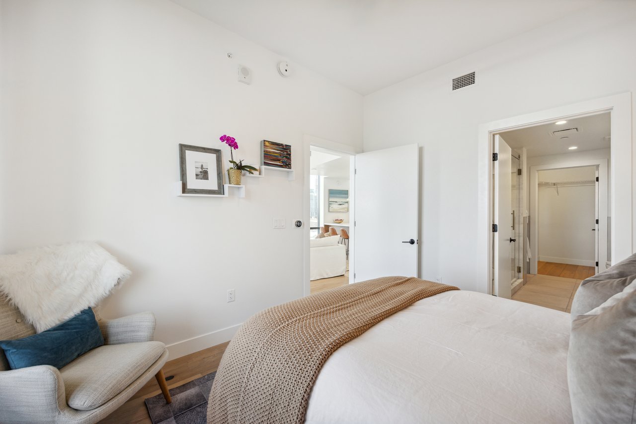 70 Rainey Street, Unit 1402