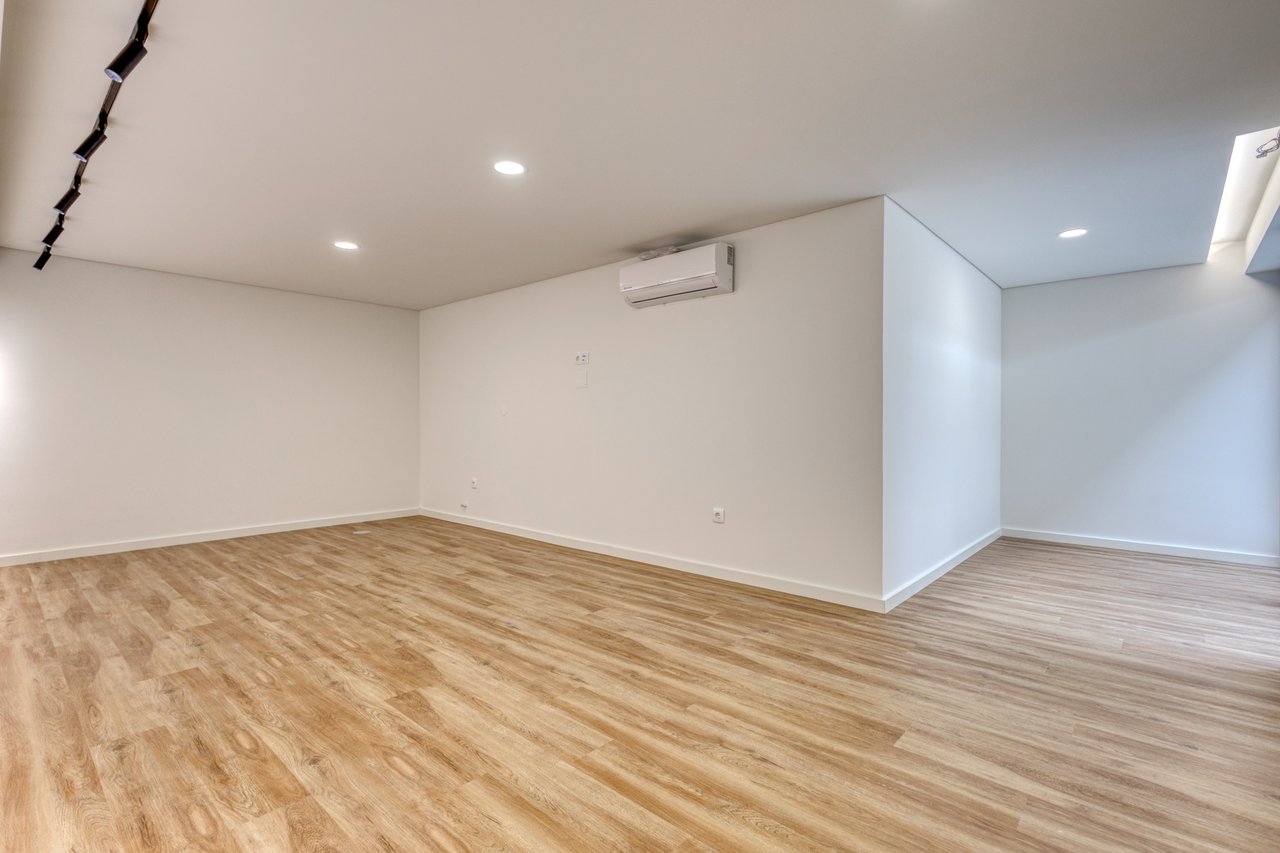 Contemporary 3-Bedroom Luxury Villa with Pool and Large Basement in Palmeira, Braga