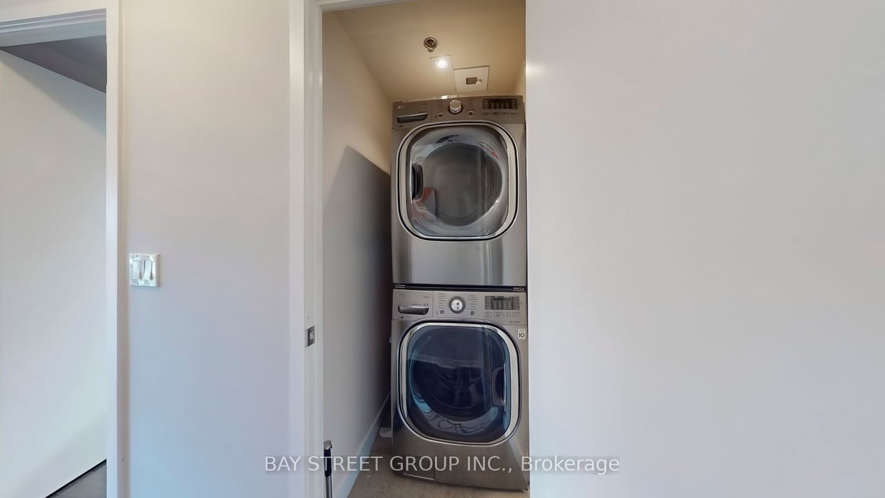 STUNNING SUNNY PENTHOUSE