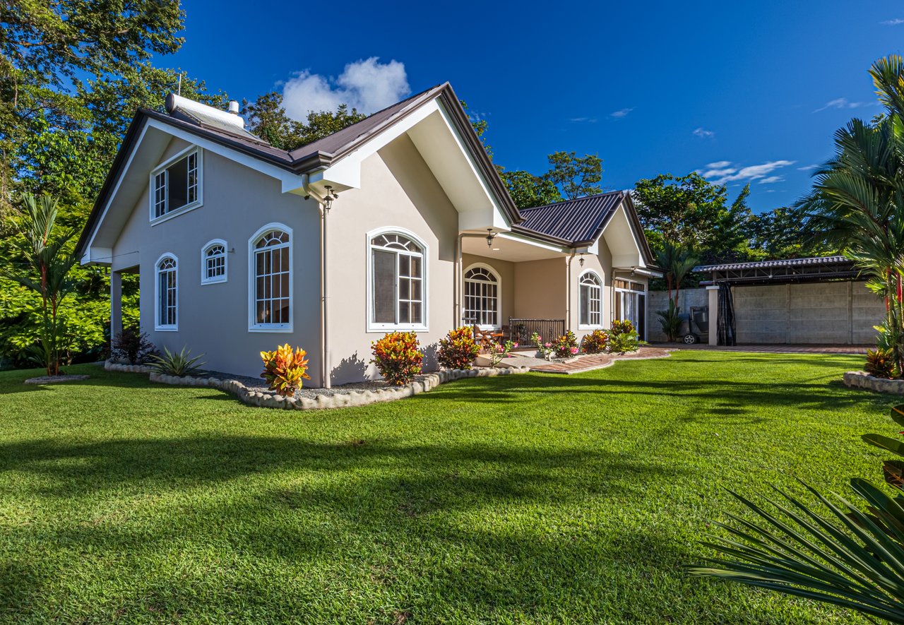 Exceptional 5-Bedroom Residence on Los Laureles Street – Prime Location & Versatile Layout
