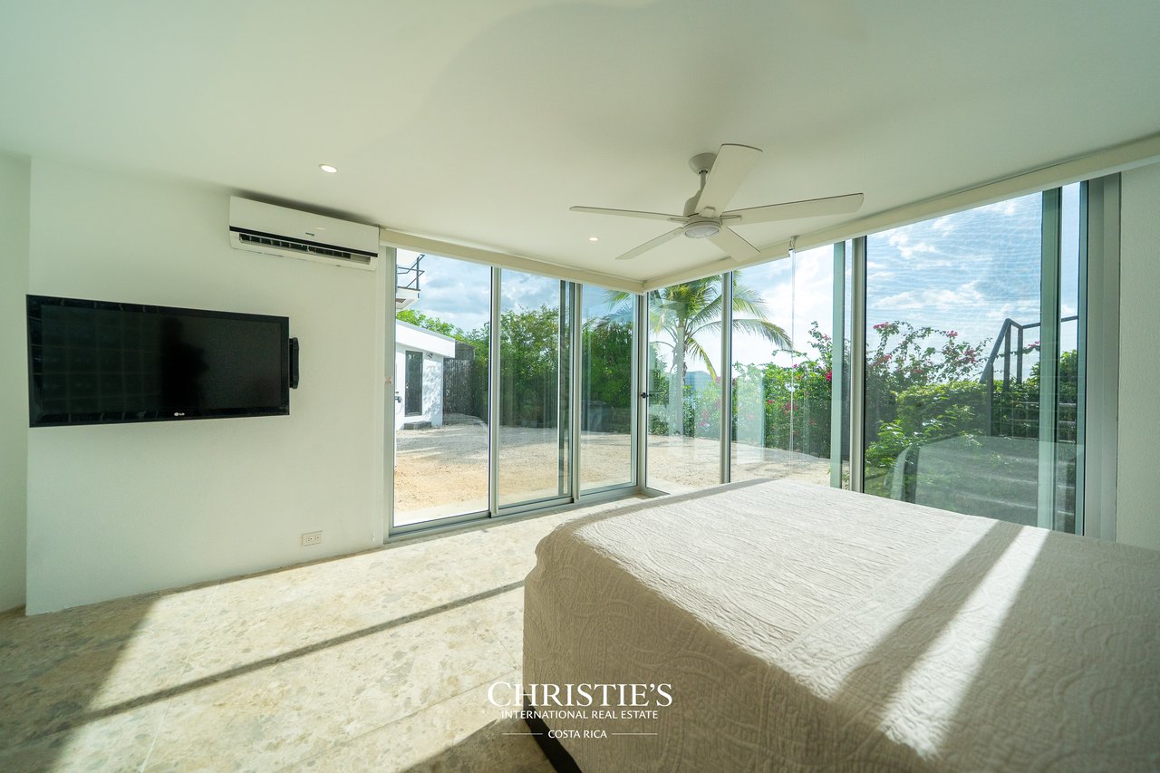 Casa Holmes: Award-Winning Glass House with Ocean Views