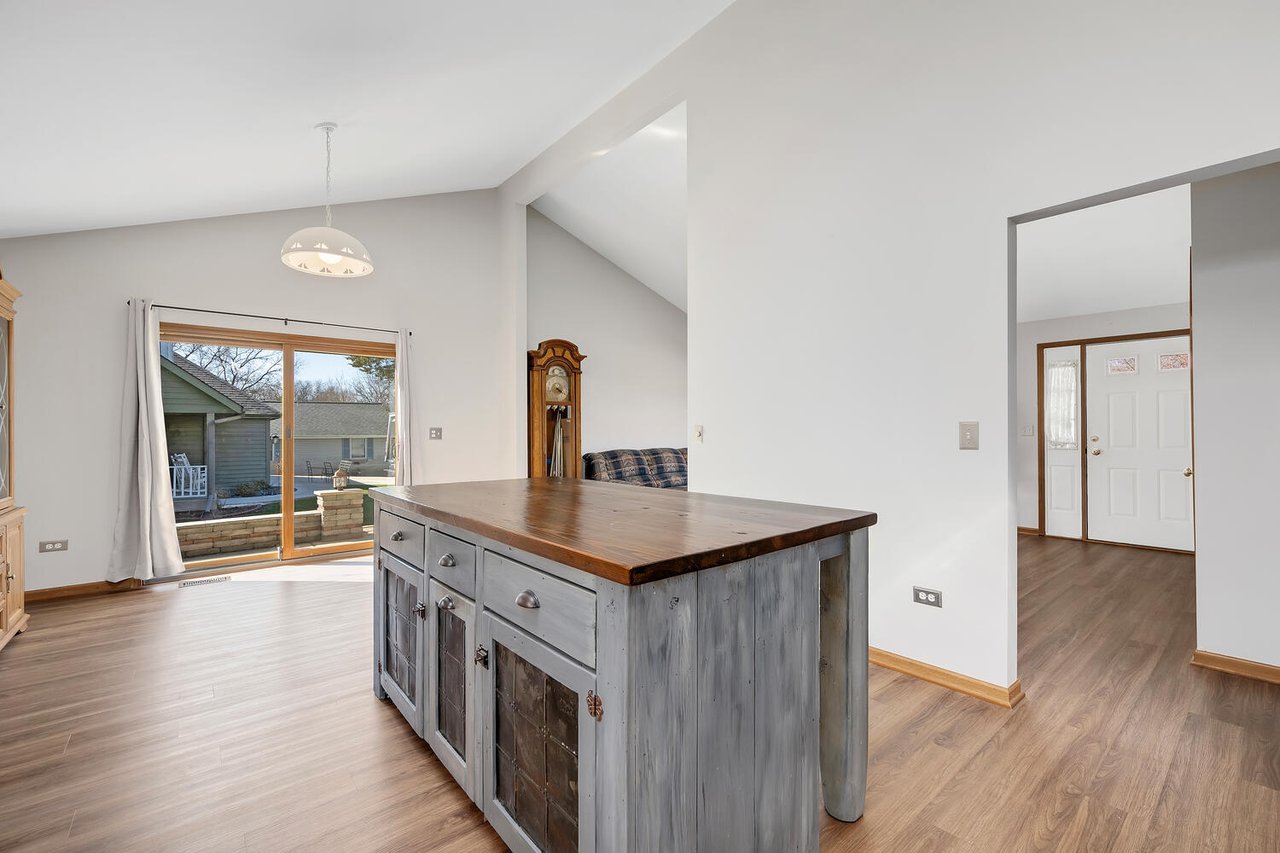 27W015 Manchester Rd, Winfield IL – Updated Home with Forest Preserve Views and 3-Car Garage