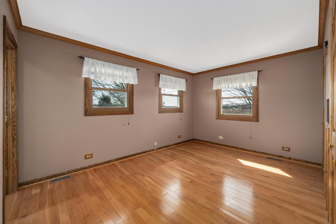 390 Arrowhead Trail, Carol Stream IL – Rare 4 Bedroom Ranch Near Glenbard North High School