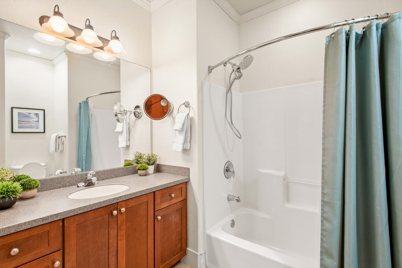 Bright and Stylish Townhome in the Heart of Willits