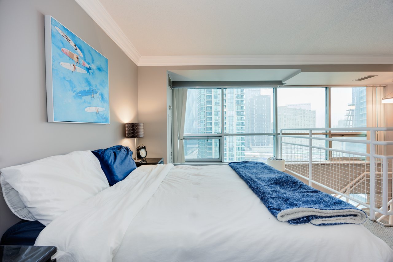 2-Storey Retreat On Queens Quay