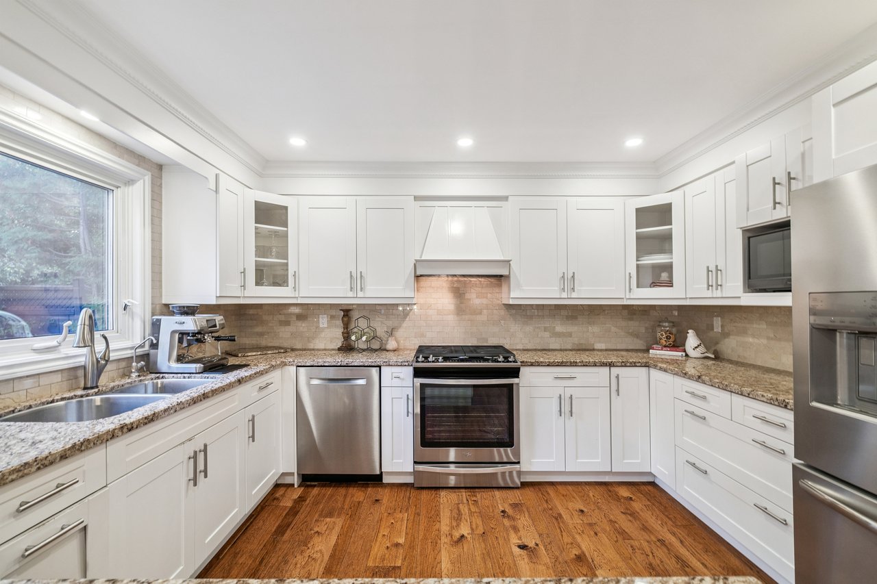 Impressive Home on Ravine Lot in Glen Abbey