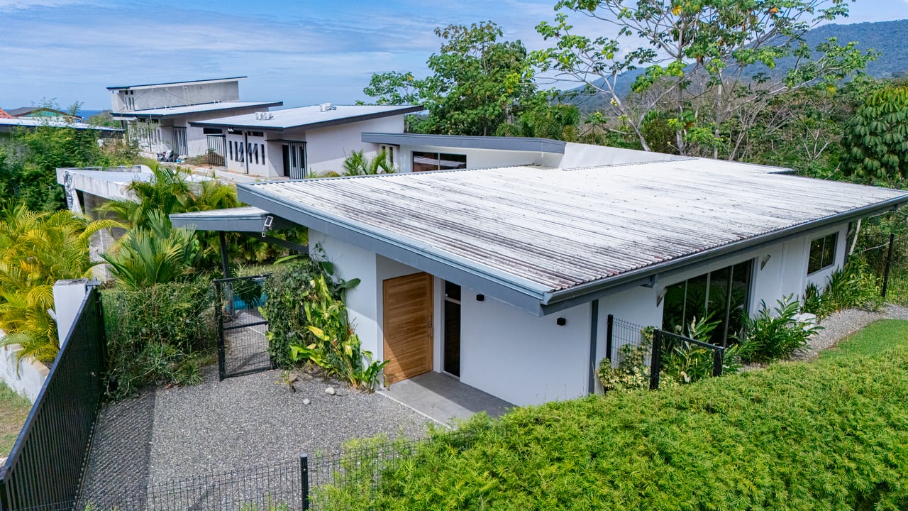 Cozy Turnkey 3-Bedroom Home with Pool in Uvita