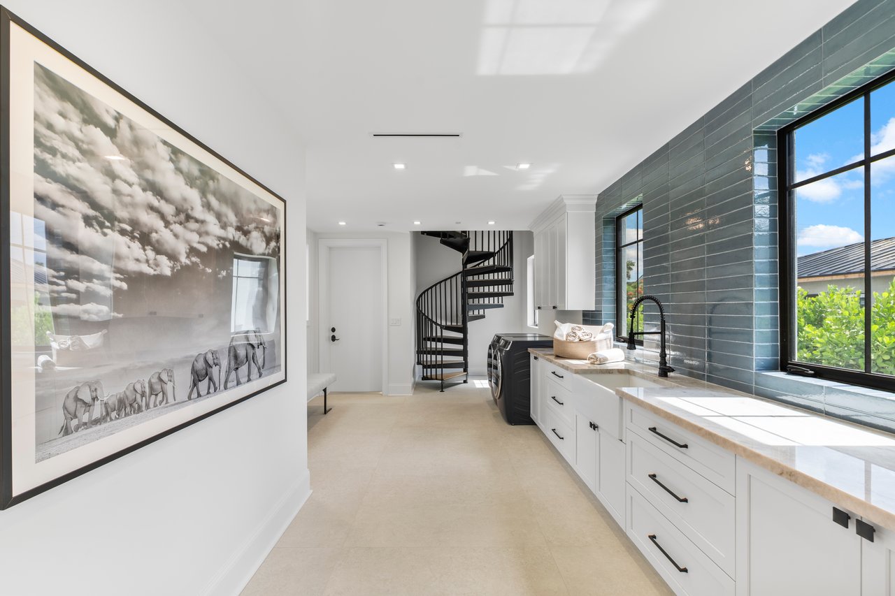 Beautiful Modern Farmhouse in Glenvar Heights