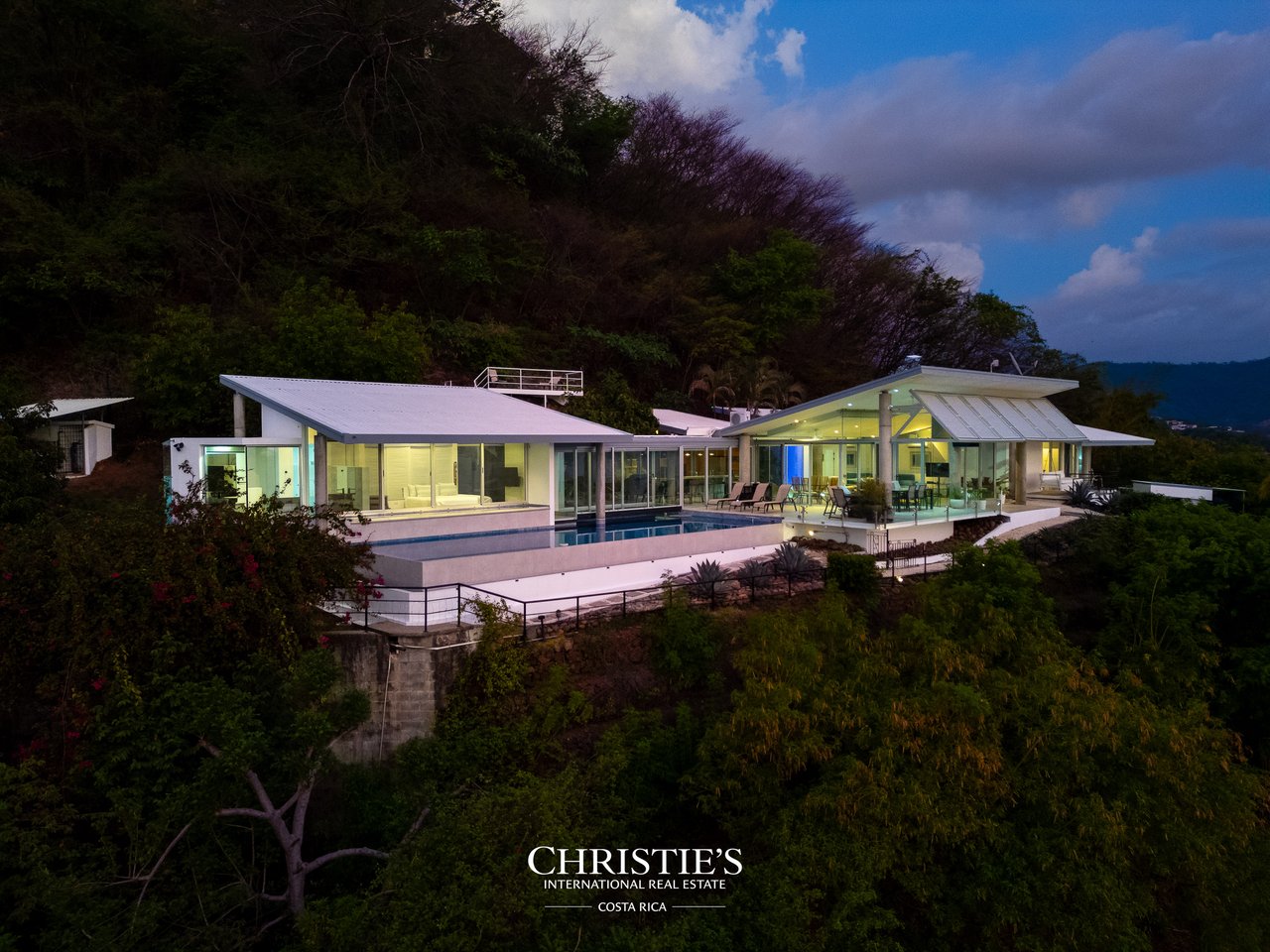 Casa Holmes: Award-Winning Glass House with Ocean Views