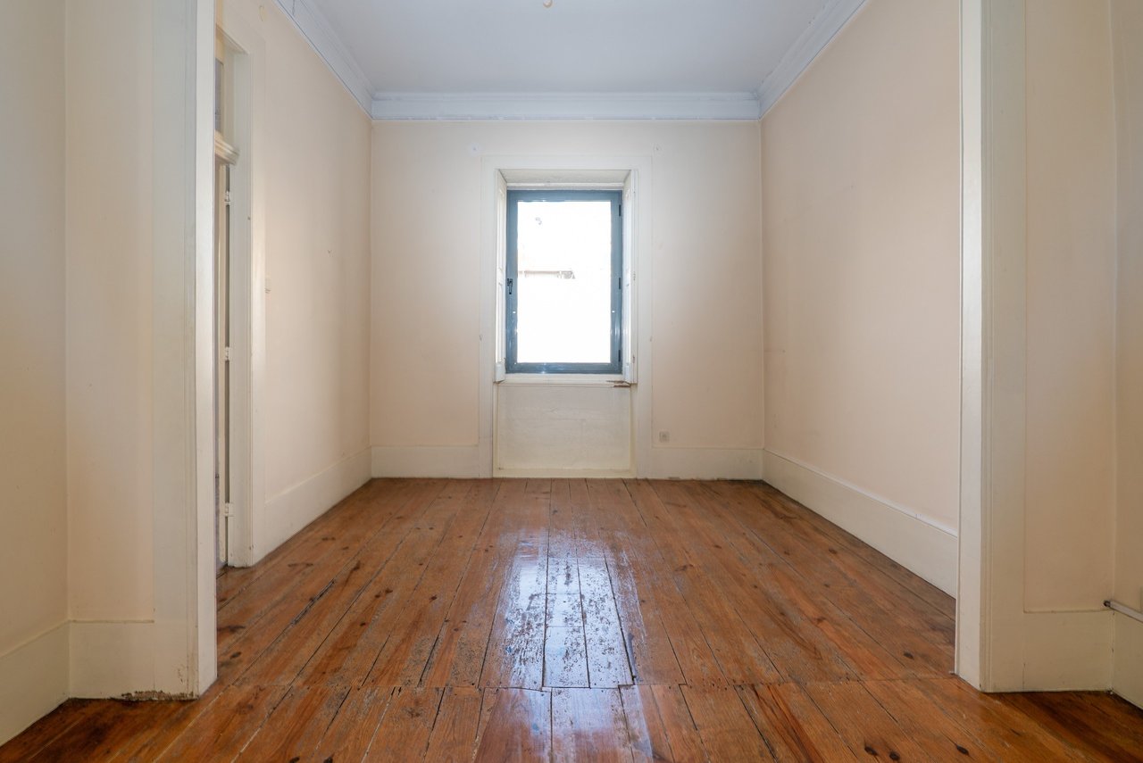 Historic Home for Restoration in Matosinhos, Porto – Prime Coastal Investment Opportunity
