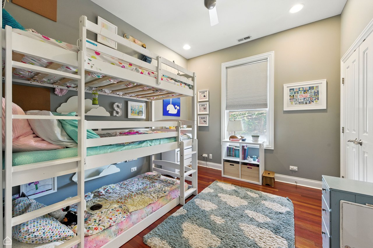 2343 W Montrose Avenue Unit: 101