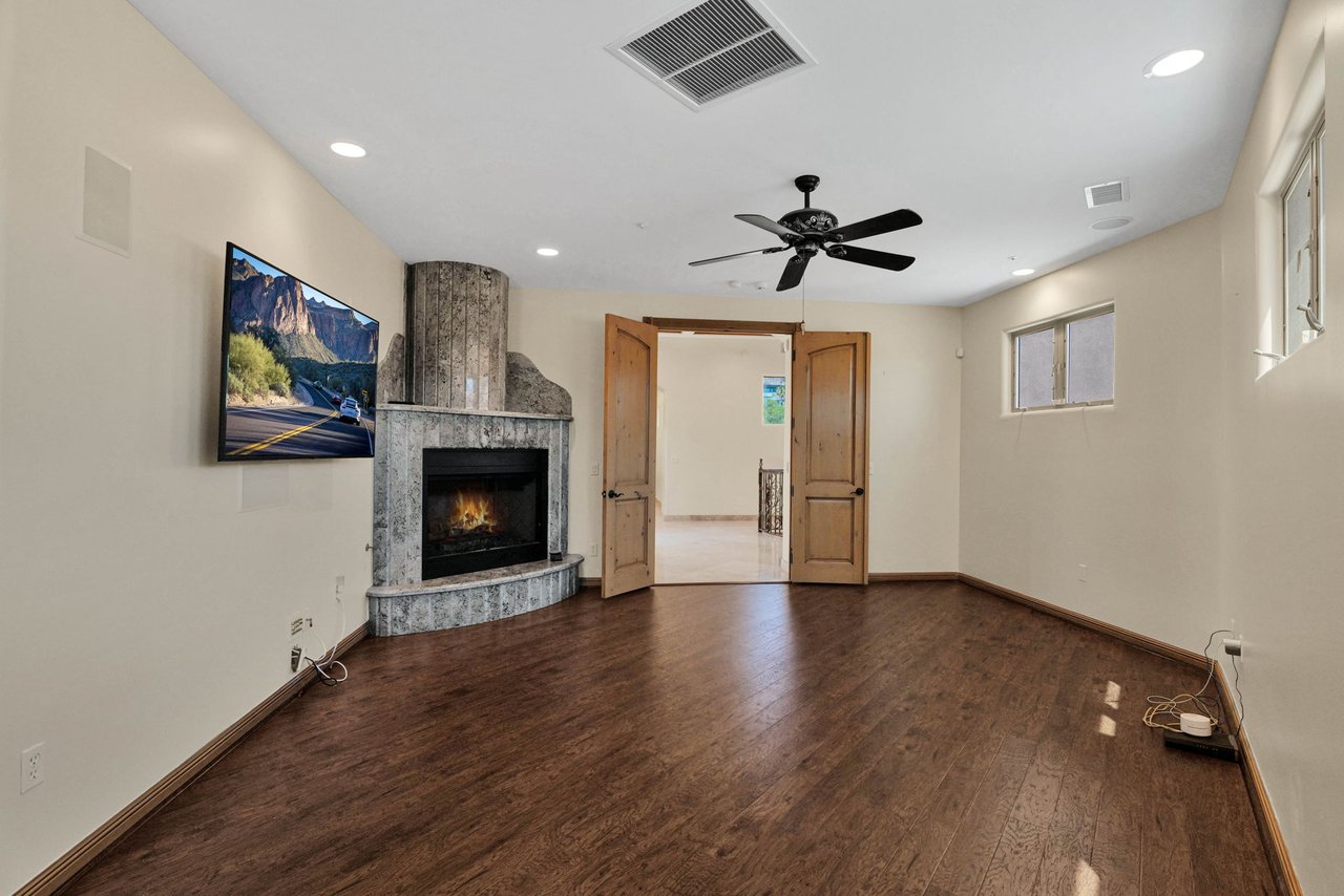 4141 E LAKESIDE Lane