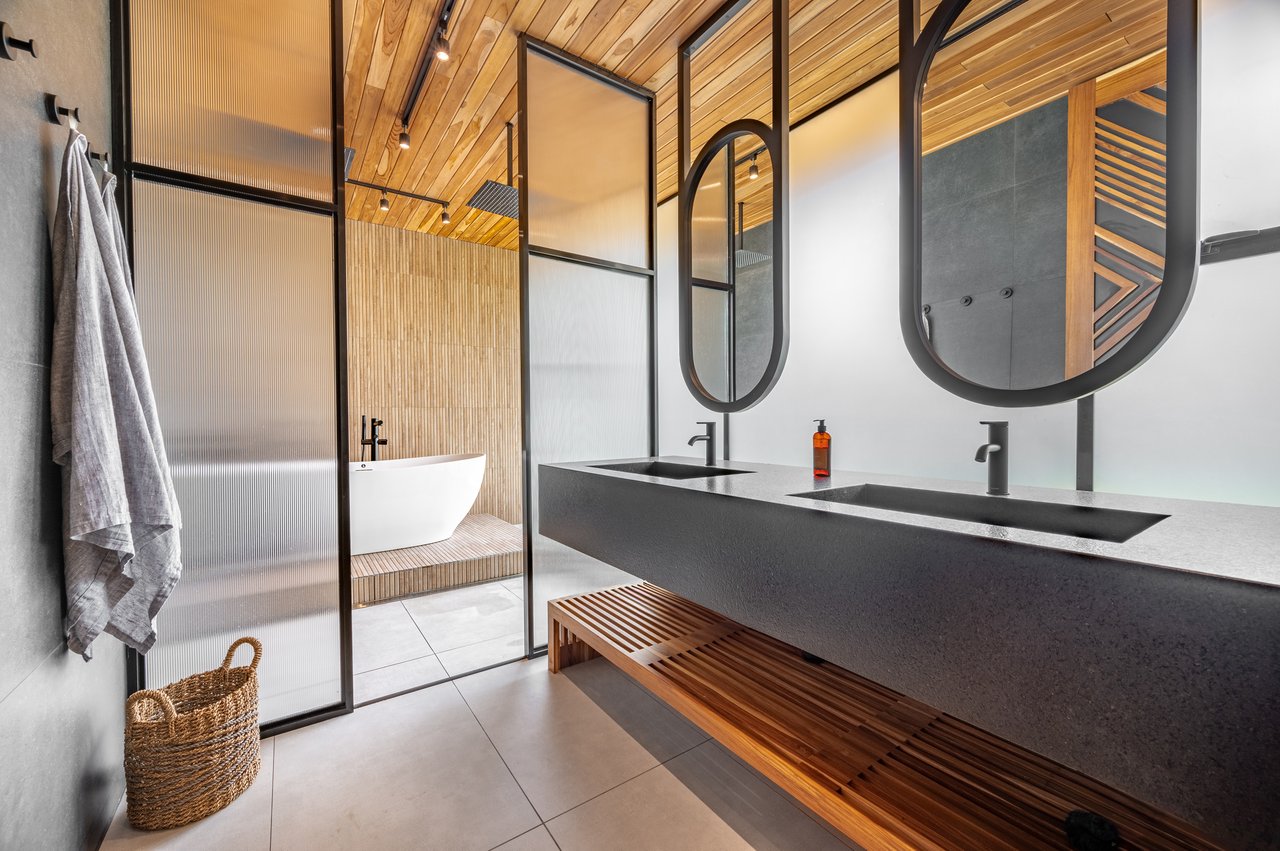 Casa Uchuva | Architectural Harmony of Wood, Stone, and Light