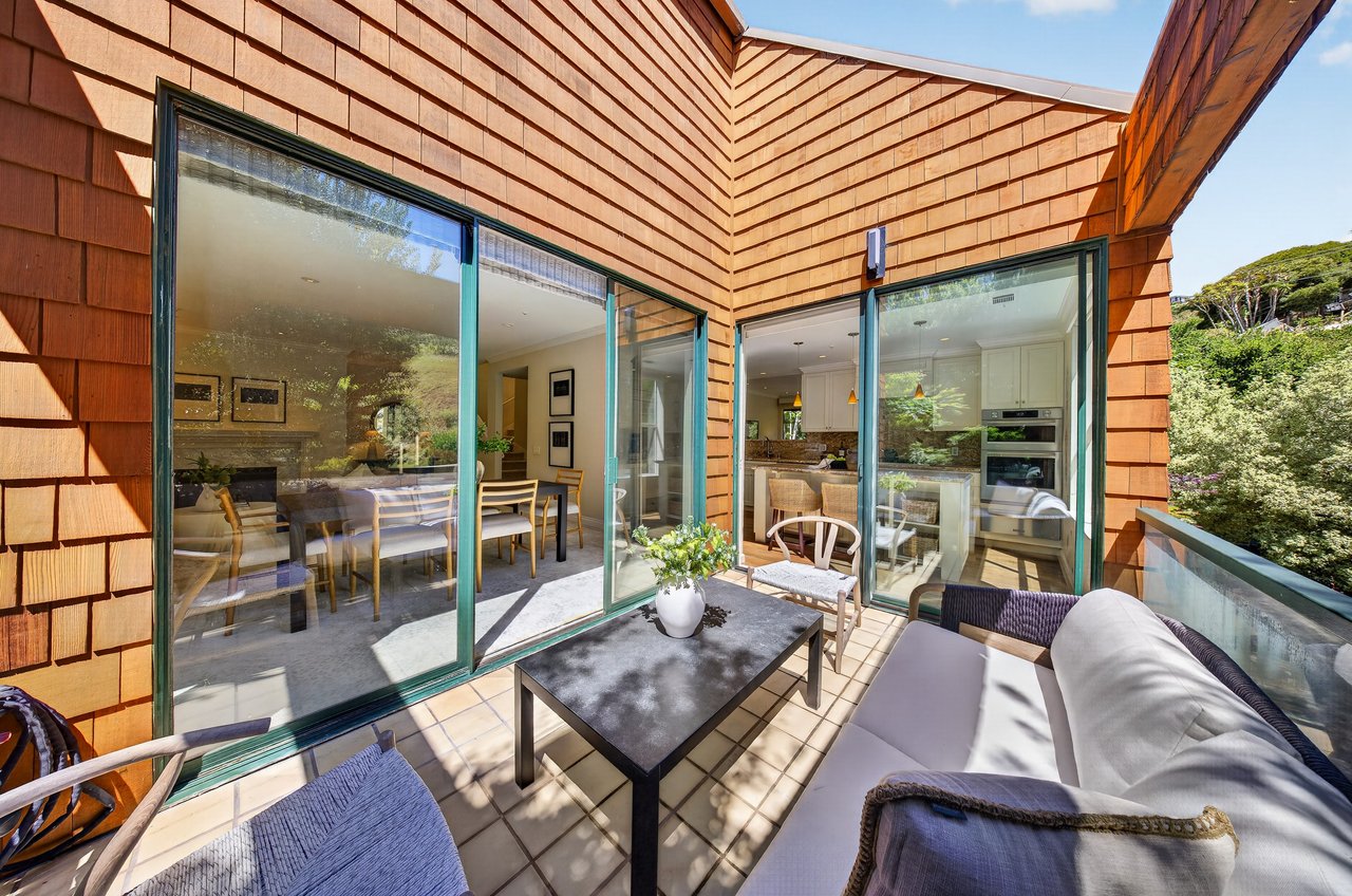 Luxurious End Unit in Point Tiburon