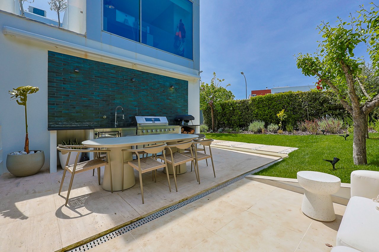 “The Green Villa” – Elegant Luxury Villa with Pool in Carnaxide, Oeiras