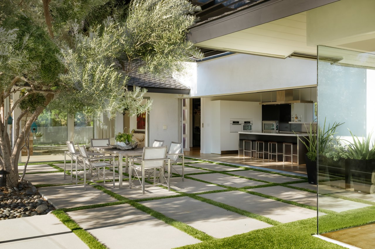 2402 Carman Crest Dr