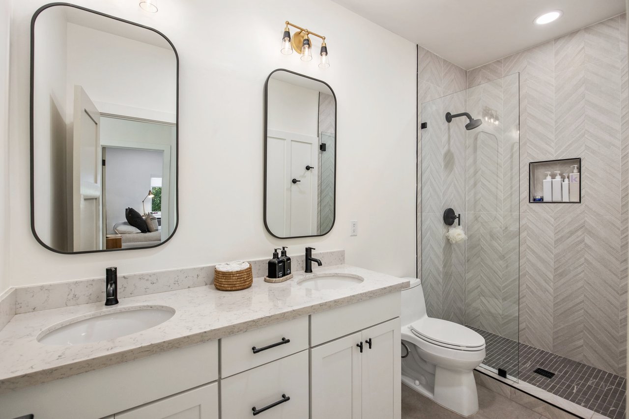 4119 E Indianola Ave