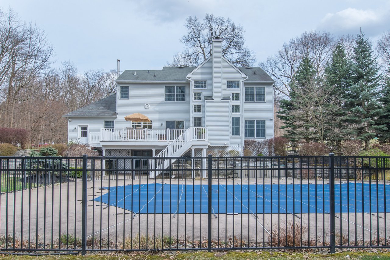 212 Deerlea Ln