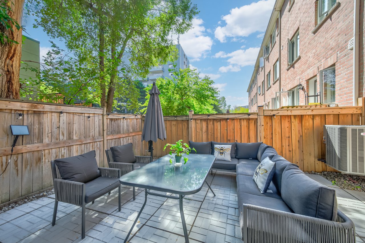 GORGEOUS TOWNHOME