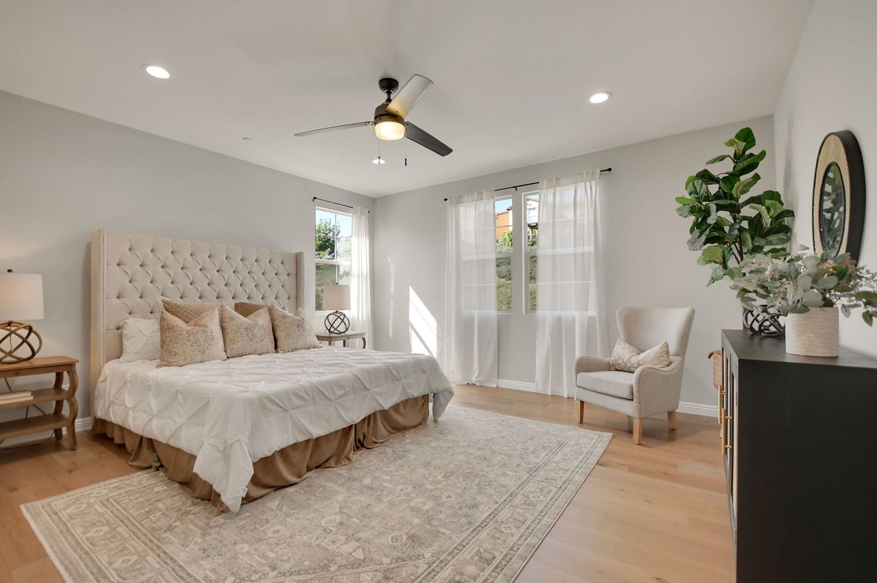 885 E Manresa