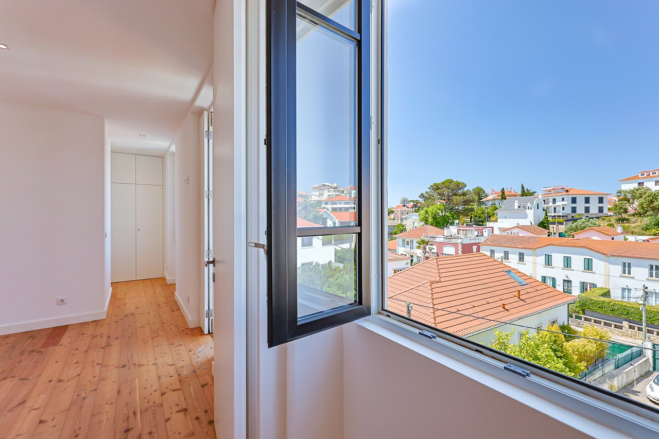 3 Bedroom Duplex with Sea View, Balcony & Private Lift in Monte Estoril