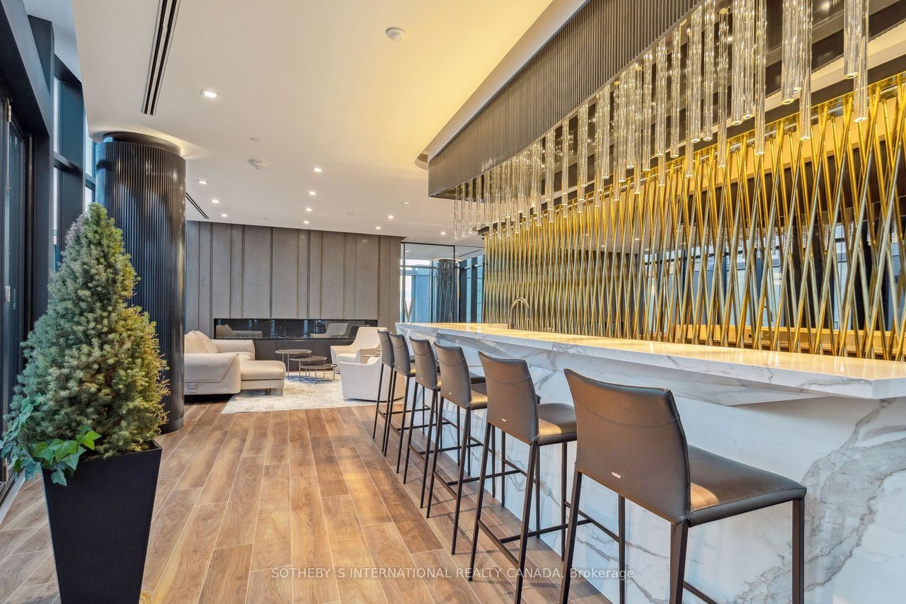 LUXURY SUITE IN YORKVILLE 