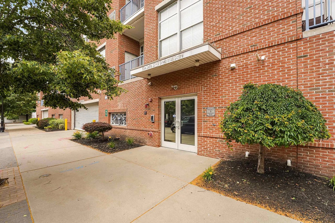 3 Greenwich Dr #112