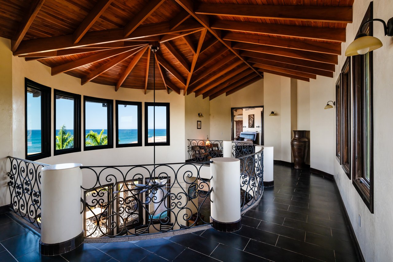 Villa Esperanza Beachfront | Near the Coast and Oceanfront House For Sale in Playa Negra