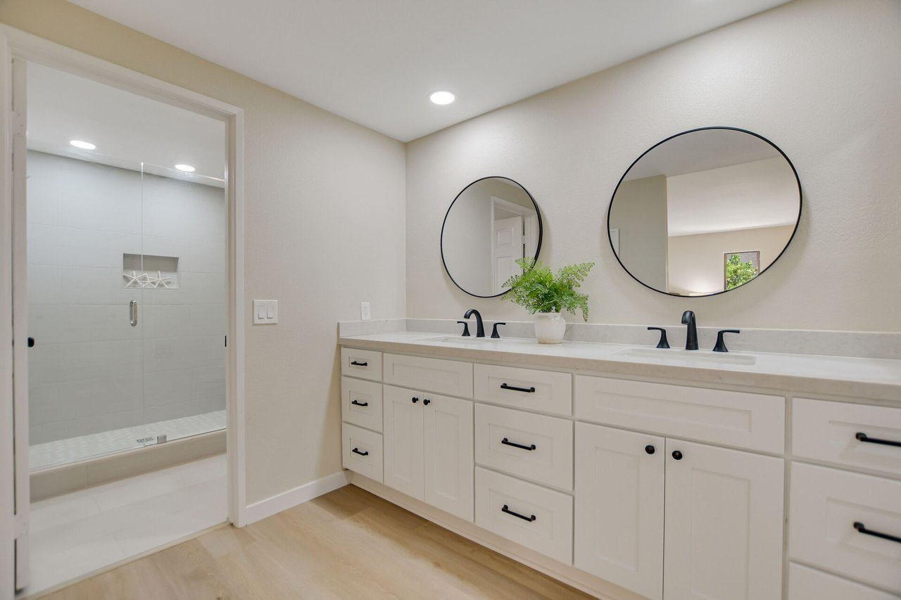 5697 Los Robles