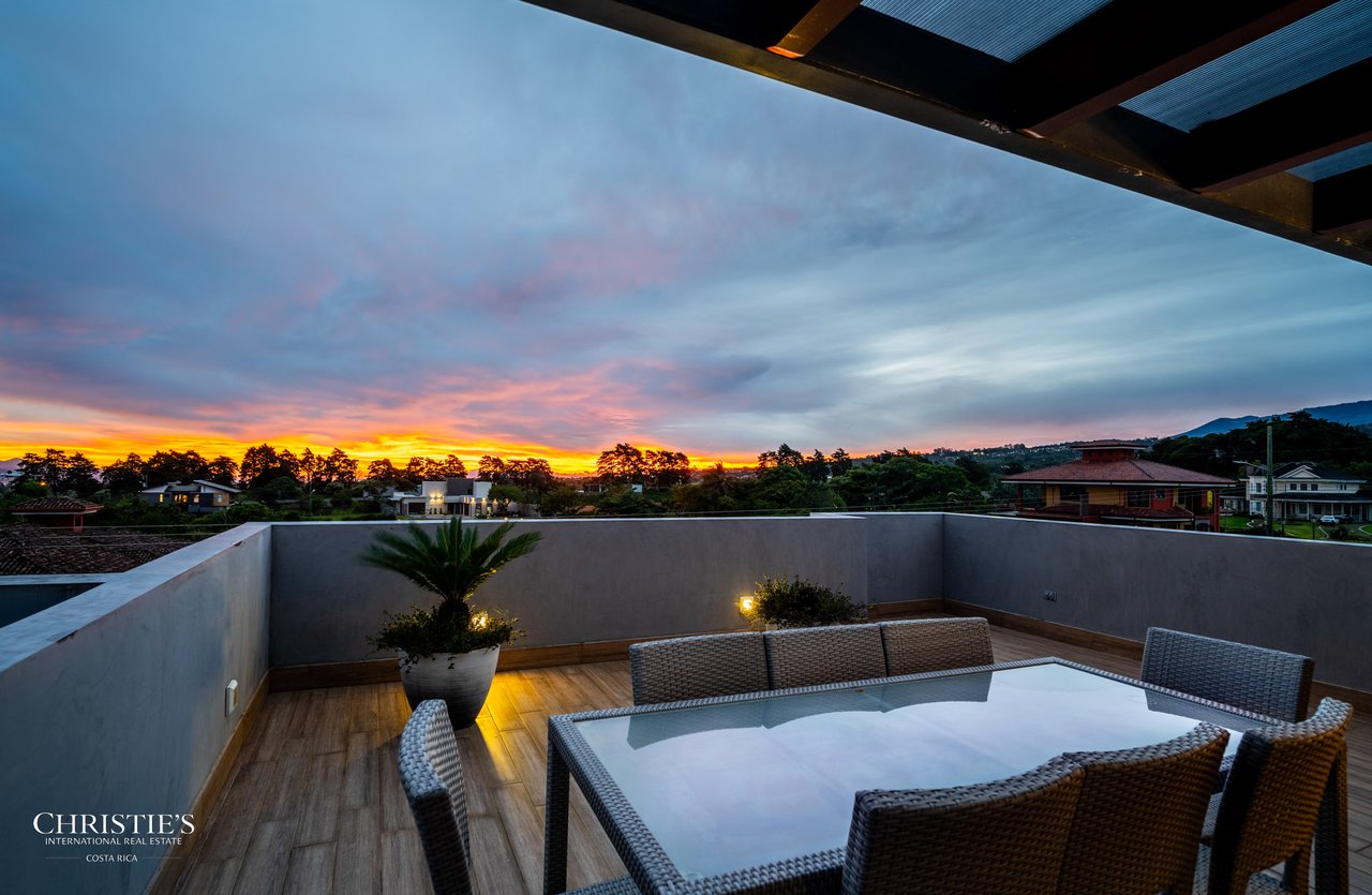 Modern Elegance with Panoramic Views – Exclusive Las Gemas Residence