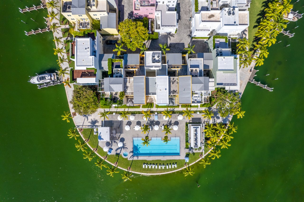 Aqua Gorlin Residence 703