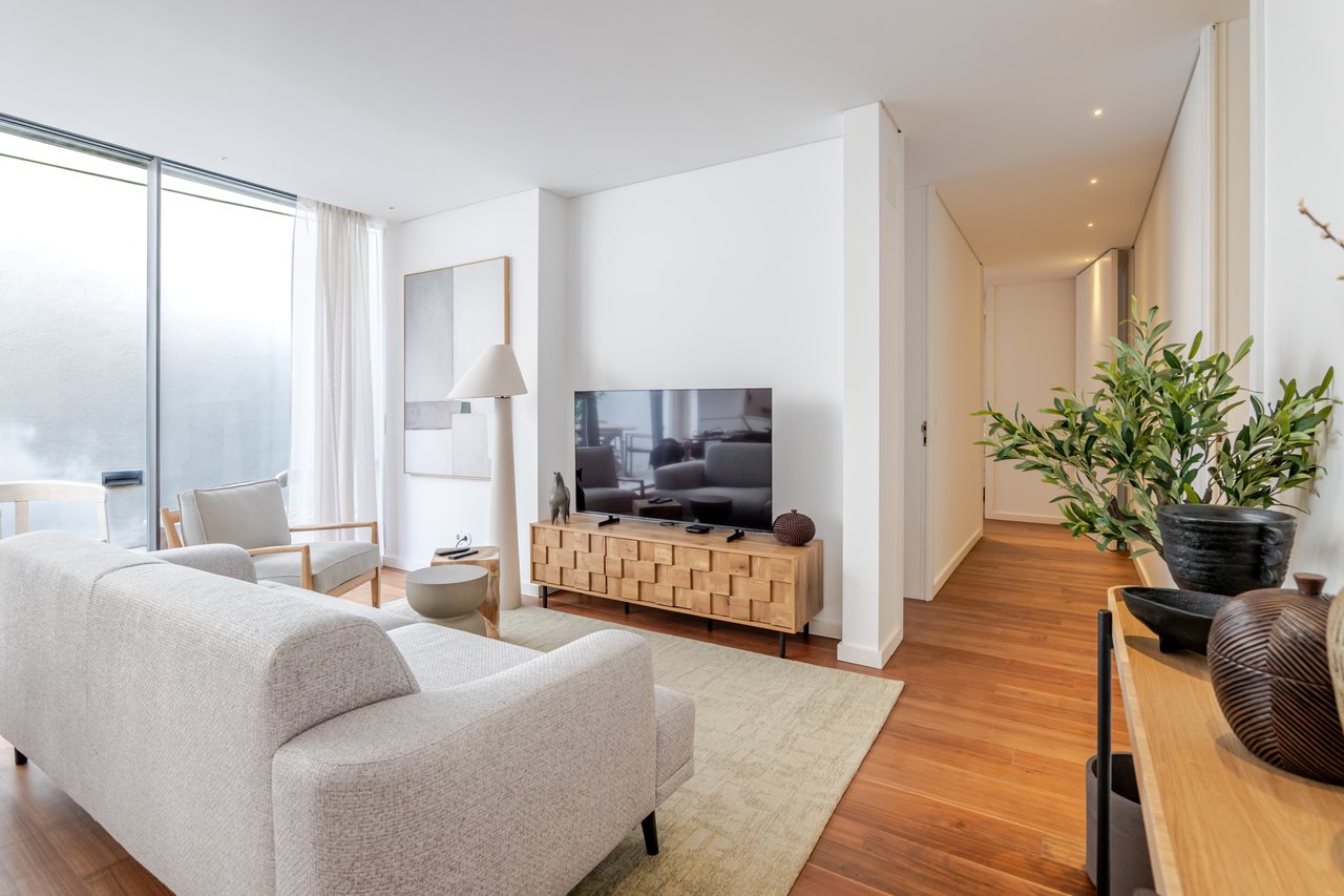 Elegant 2-Bedroom Apartment with Private Patio, Parking & Short-term Rental (AL) License in Central Porto