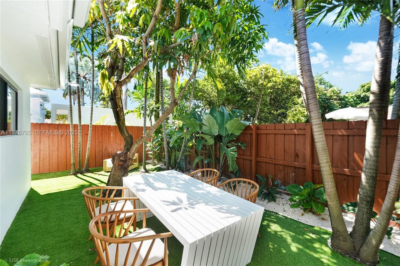 Miami-pool-home-sold-backyard-sun