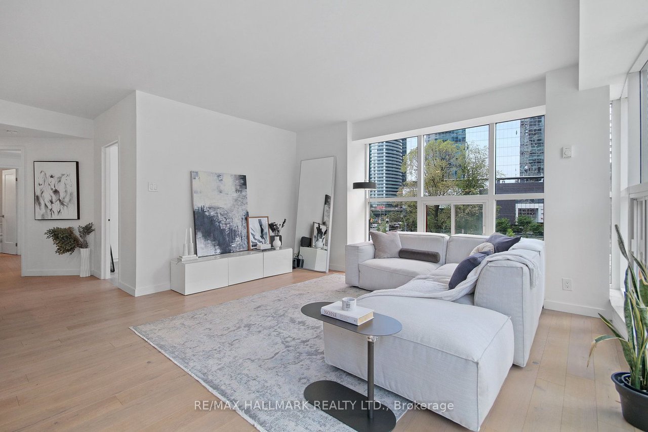 77 Harbour Sq
