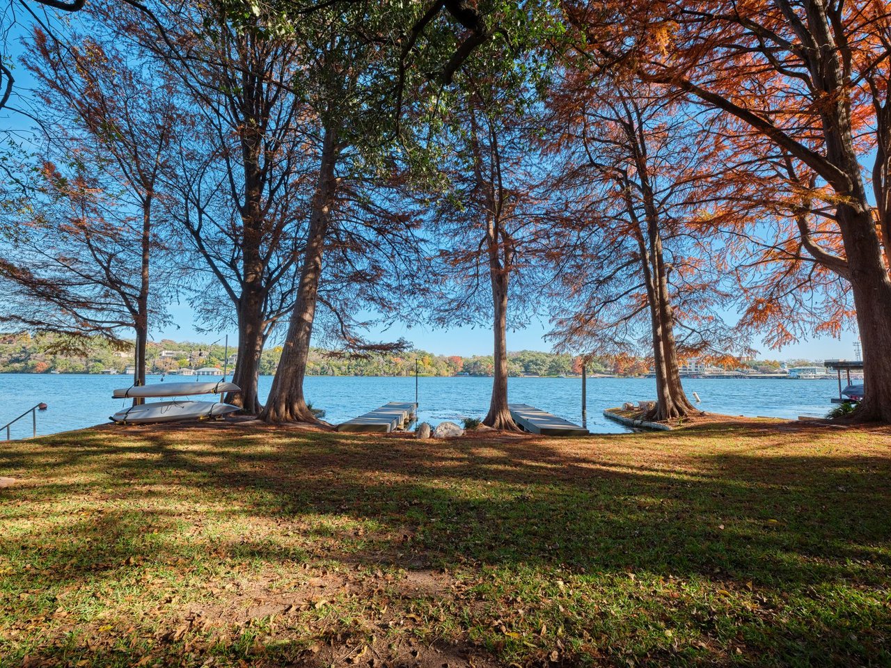 LAKESHORE HORIZON: WATERFRONT VILLA WITH LAKE & CITY VIEWS