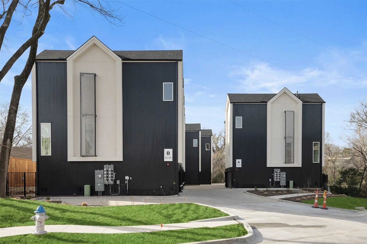 4811 Denton Dr, #105