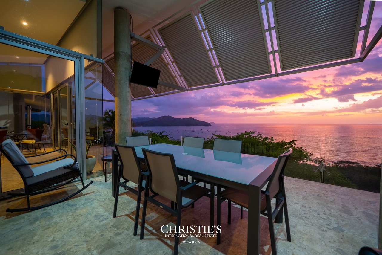 Casa Holmes: Award-Winning Glass House with Ocean Views