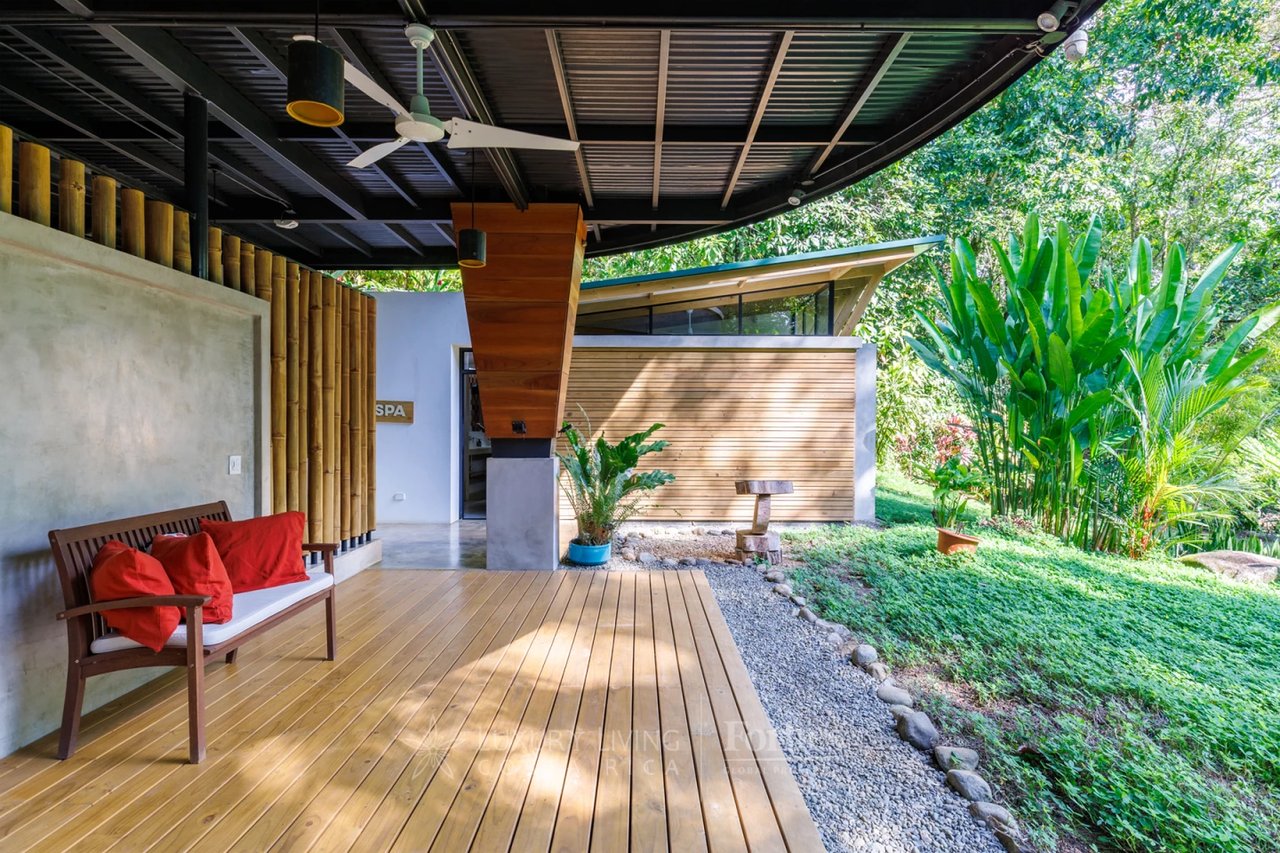 20391 - Property near the beach with hotel or private home potential