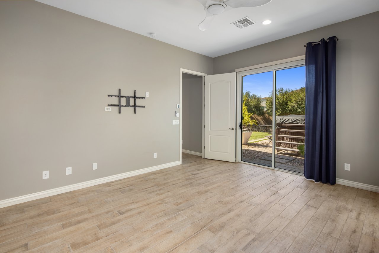 2932 E Madison Vistas